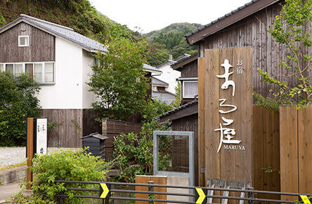 道沿いにある「まる屋」の看板